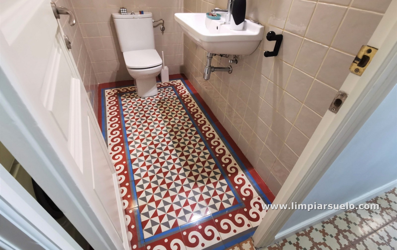 Baldosa hidráulica nueva en baño 