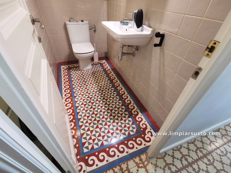 Baldosa hidráulica nueva en baño 