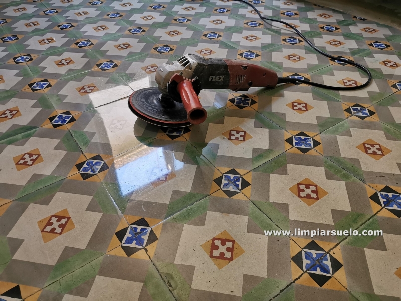 Limpiar baldosa hidráulica antigua Limpiarsuelo.com